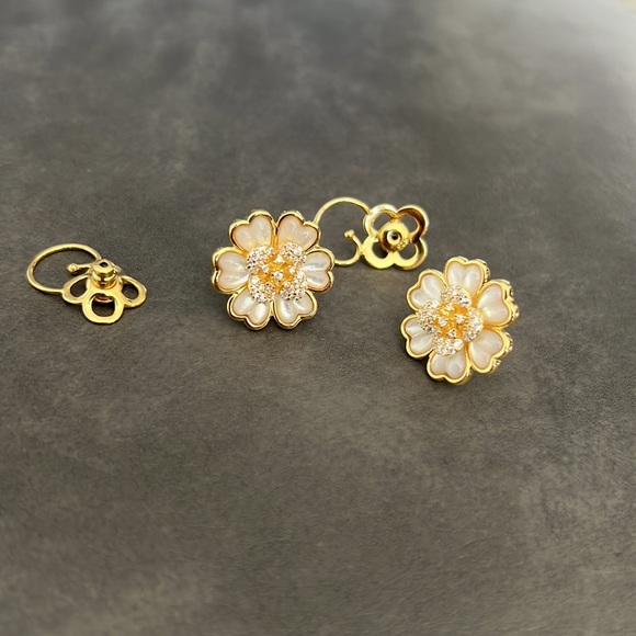 LAFONN Simulated Diamond Flower Stud Earrings 525$ - Picture 4 of 6